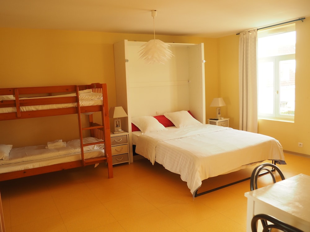 Quadruple Room with Balcony (4 adults + 2 children) photo 3