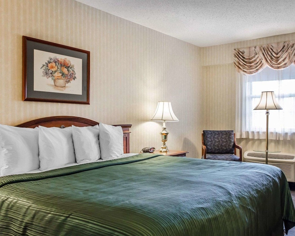 Standard Room, 1 King Bed, Non Smoking, Balcony (2nd Floor) photo 2