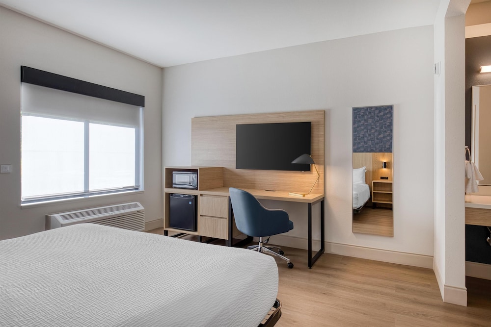 Standard Room, 1 King Bed, Accessible, Non Smoking - Photo 2