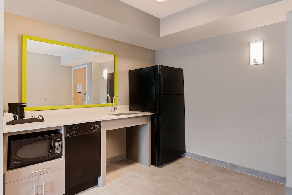 1 Bedroom King Suite Accessible w/ 3x3 Shower - Photo 3