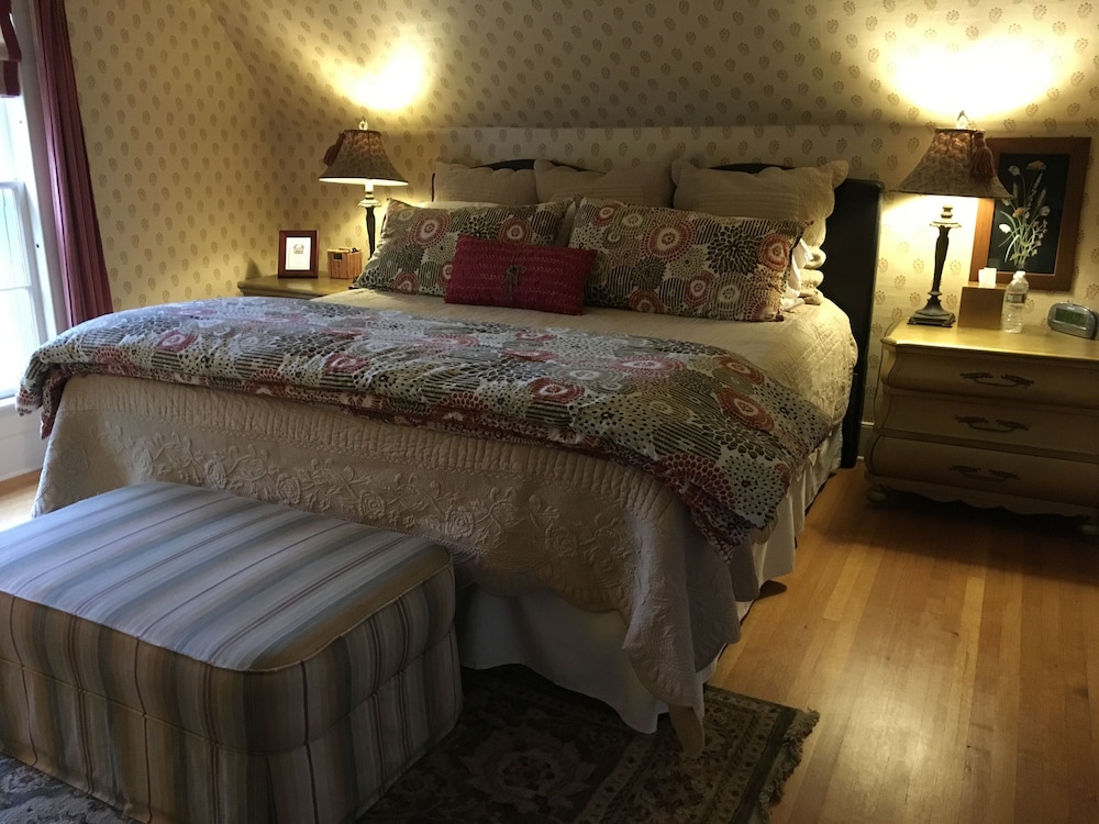 Deluxe Room, 1 King Bed, Jetted Tub (Trillium) photo 1