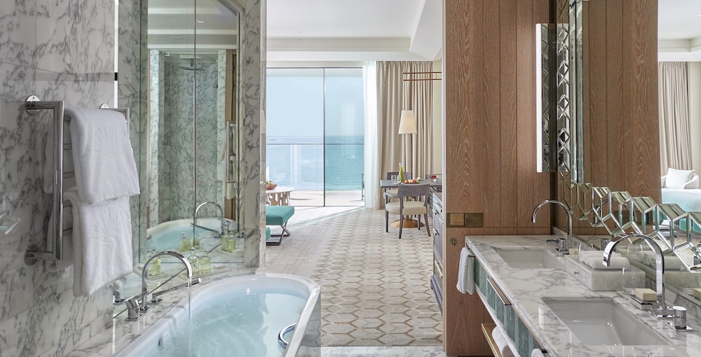 Premier Room, 1 King Bed, Sea View photo 3