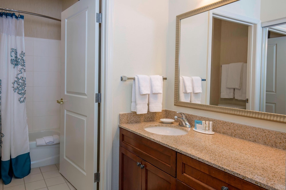 Suite, 2 Bedrooms, Fireplace - Photo 7