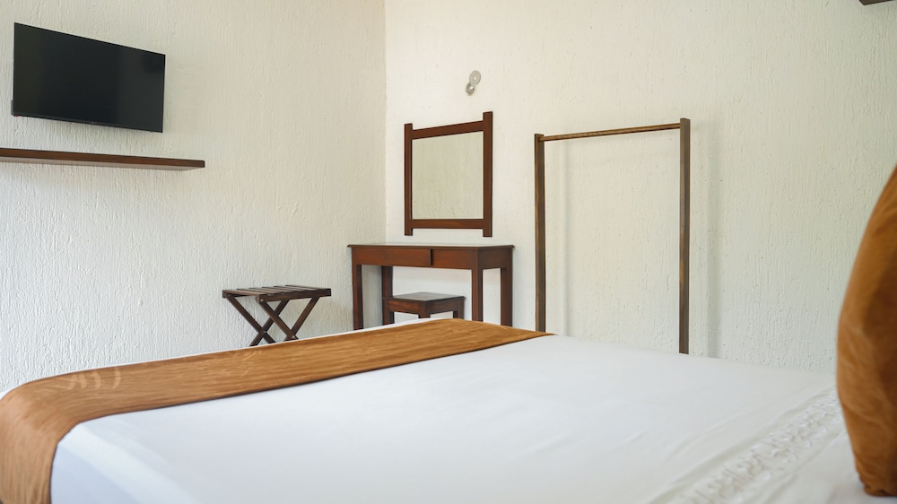Standard Room, 1 Queen Bed, Pool View photo 1