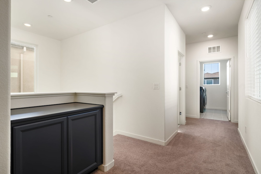 Modern 4BR Home Nr Airport DT w Fire Pit, Billede 74
