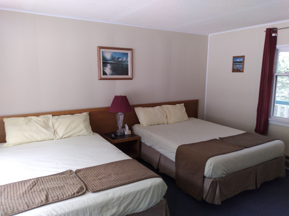 Deluxe Queen Room, 2 Queen Beds w/kitchenette (Not Pet Friendly)