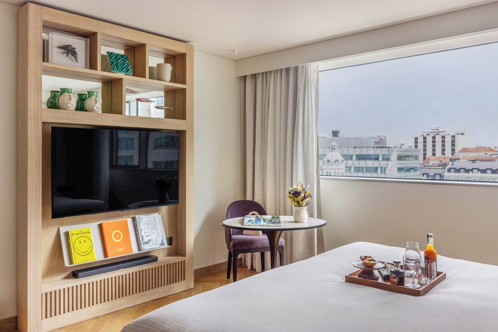 Superior Room (ME | Street View)