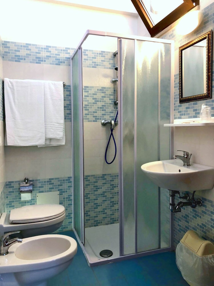 Basic Double or Twin Room, 1 Double or 2 Twin Beds photo 2