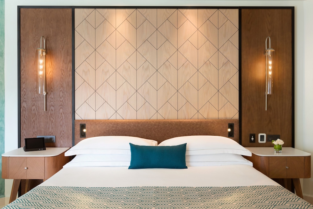 Junior Suite, 1 King Bed (swim-up)