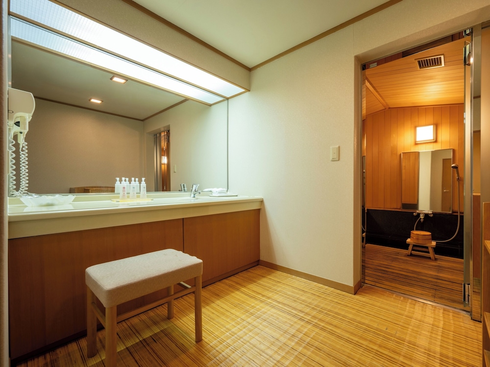 Deluxe Twin Room, Multiple Beds, Smoking photo 2