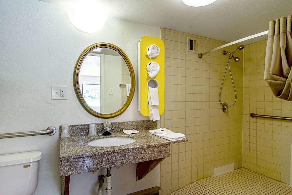 Deluxe Room, 2 Queen Beds, Smoking, Refrigerator & Microwave - Photo 8