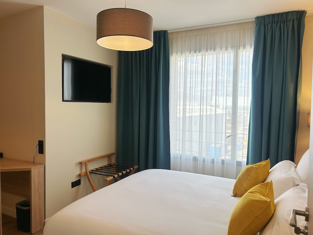 Deluxe Room, 1 Queen Bed, City View - Photo 5
