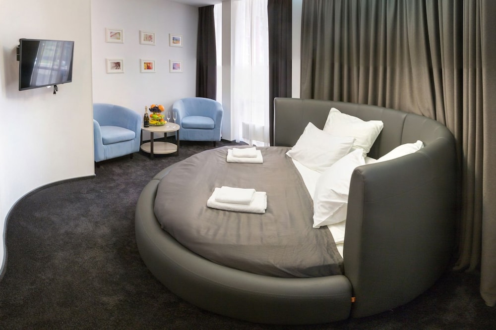 Honeymoon Suite photo 2