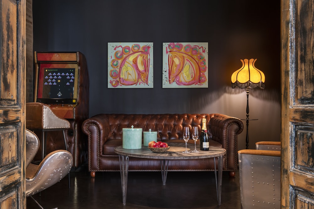 Petitte Penthouse