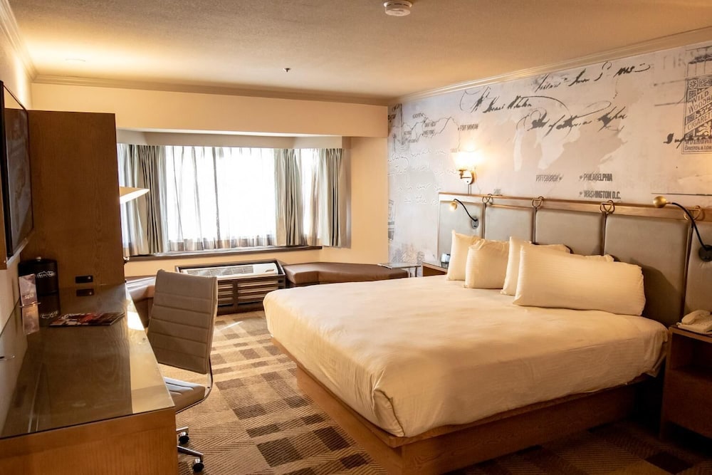 Premium Room, 1 King Bed, Courtyard View - Photo 2