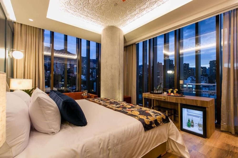 Corner King Suite High Floor photo 2
