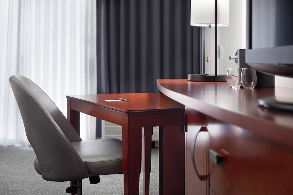 Suite, 1 Bedroom - Photo 3