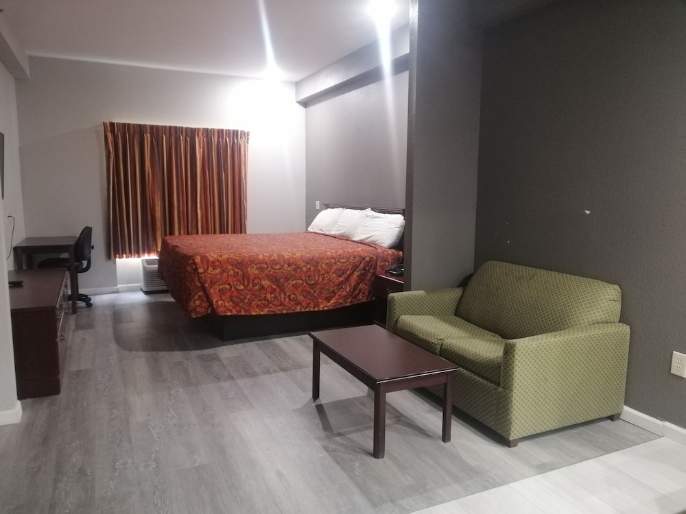 Standard Suite, 1 King Bed, Smoking, Jetted Tub