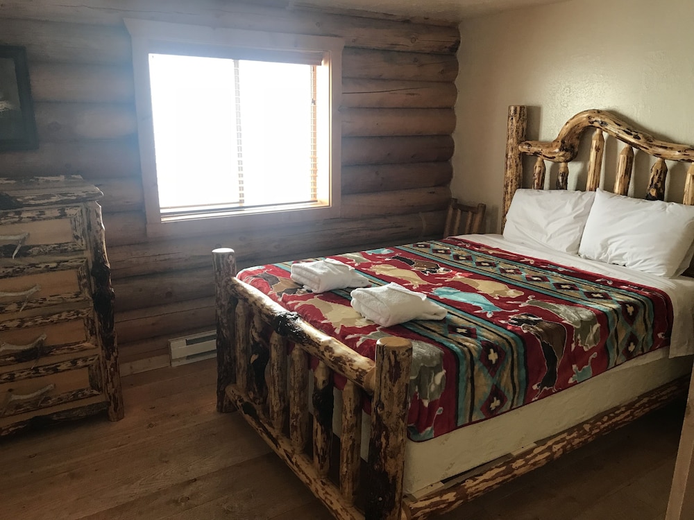 Standard Suite, 2 Queen Beds, Mountain View photo 1