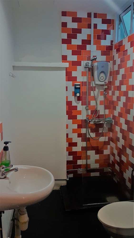 1 Bed in 8 Bedded Female Shared Room with Ensuite Bathroom photo 3