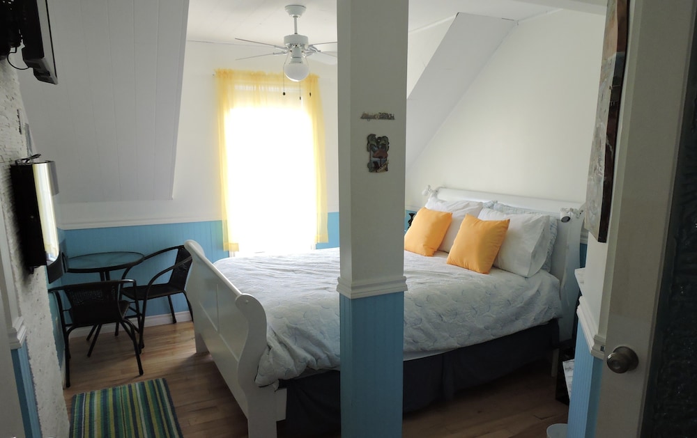 Basic Room, 1 Queen Bed, Fireplace, Mountain View photo 1