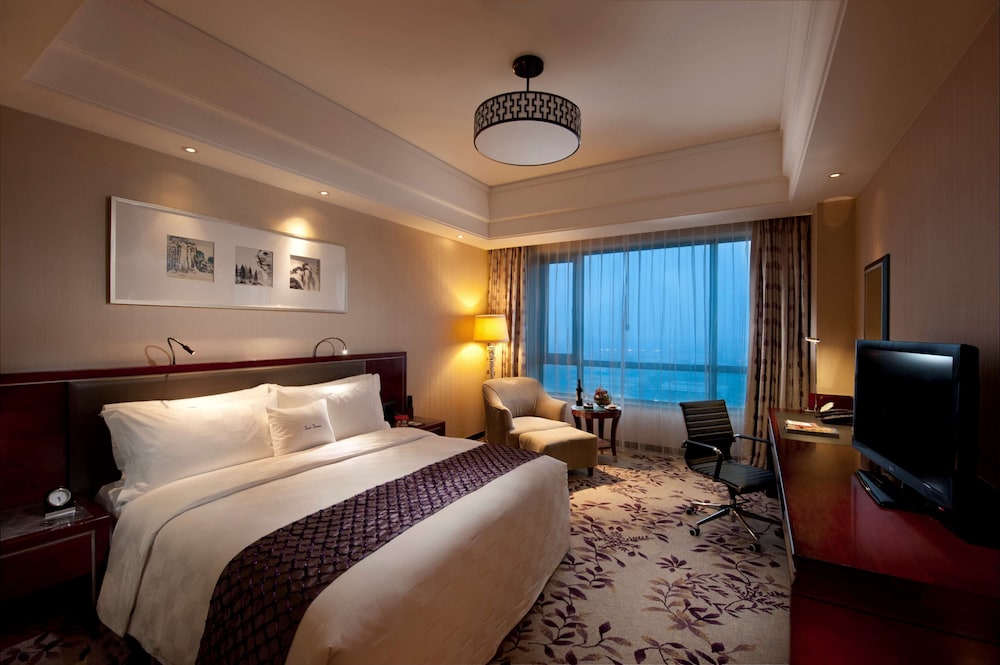 1 KING BED DELUXE ROOM photo 1