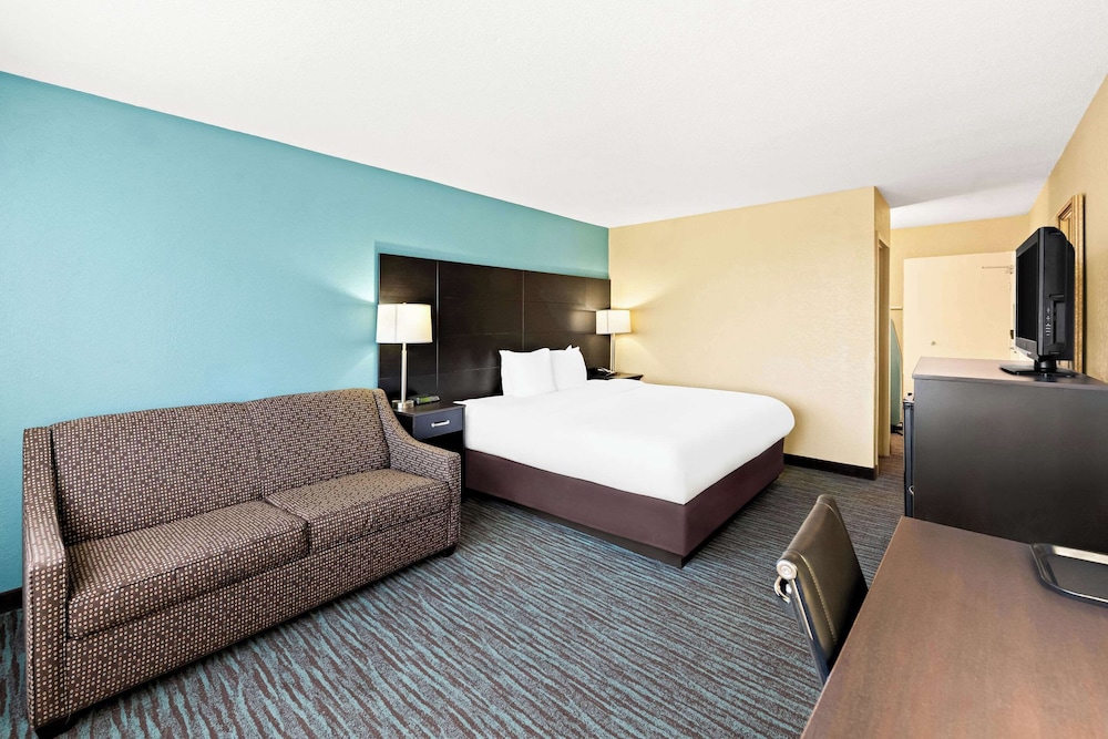 Suite, 1 King Bed, Non Smoking (Upgrade) - Photo 2