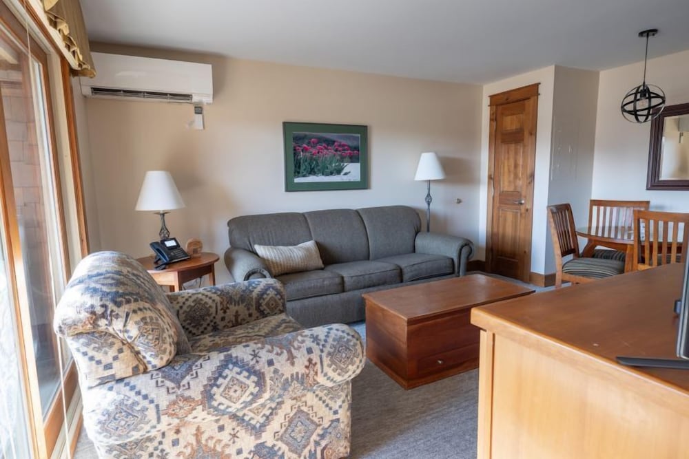 Room, Multiple Beds (Winwood)