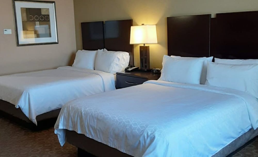 Suite, 2 Queen Beds, Accessible (Comm, Transfer Shower) photo 1