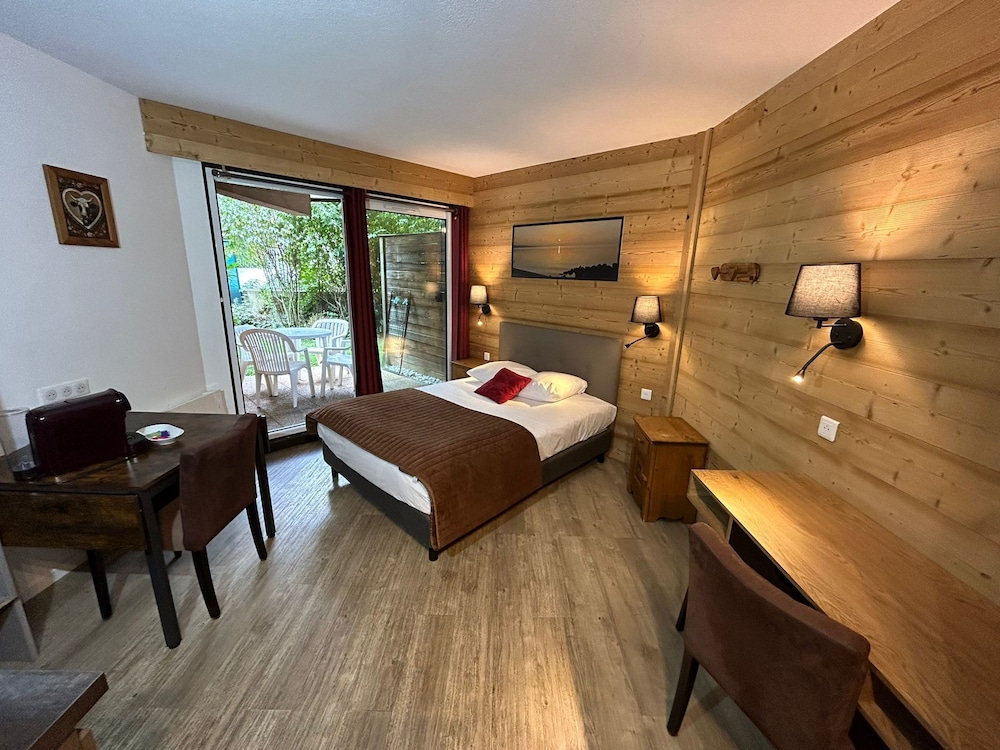 Junior Studio, 1 Large Twin Bed, Kitchenette, Garden Area photo 1