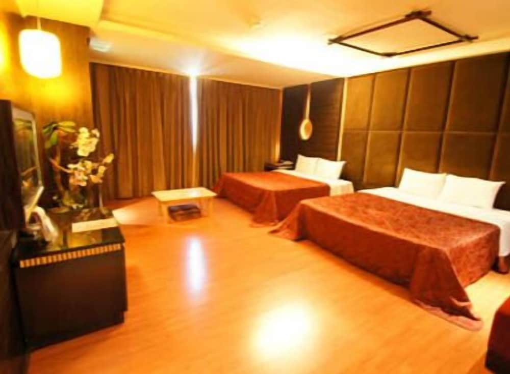 Family Room photo 3