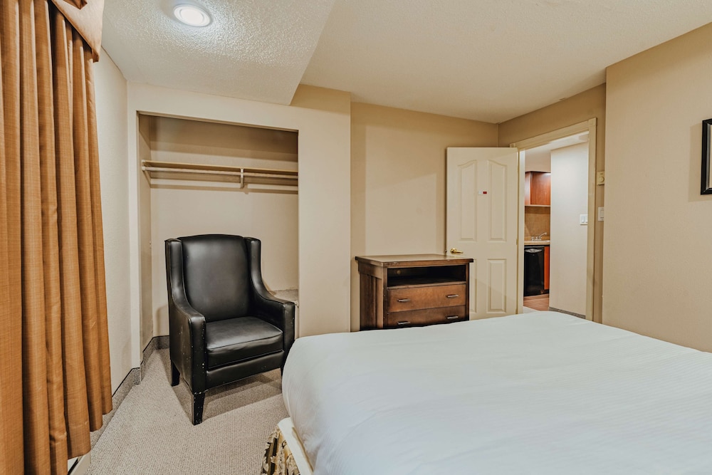 Family Suite, 2 Queen Beds, Non Smoking, Balcony - Photo 5