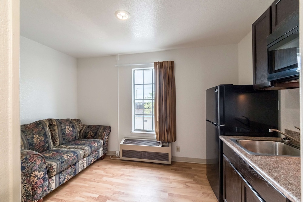 Deluxe Room, 1 King Bed, Non Smoking, Kitchenette - Photo 3