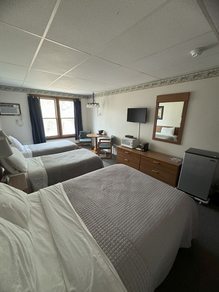 Room, 1 Double and 2 single beds (First floor, no stairs required) photo 3