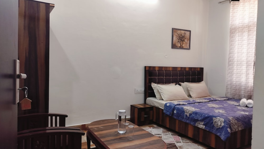 Family Room, Hill View