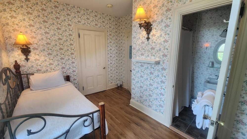Classic Double Room, Multiple Beds, Non Smoking, Pool Access (Room 7)