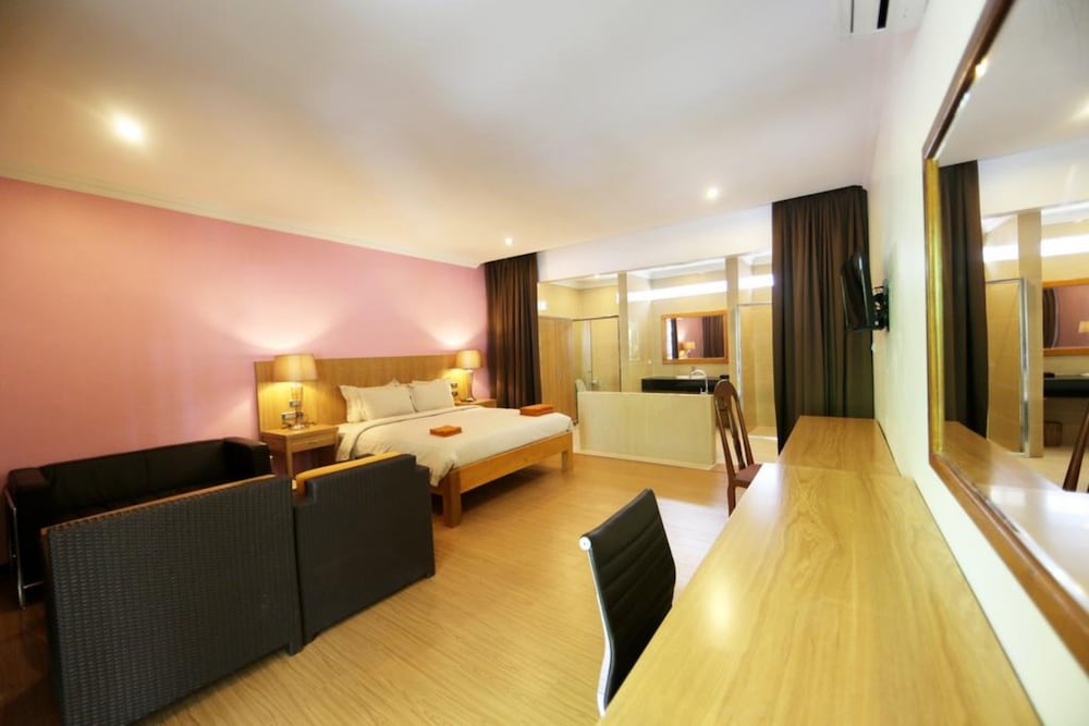 Luxury Suite, 1 King Bed, Garden View, Garden Area photo 1