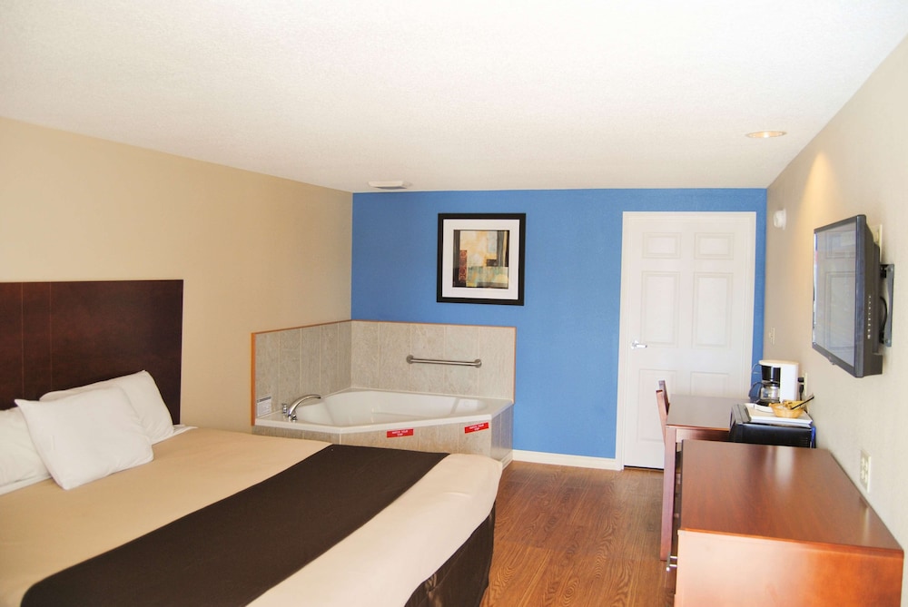 Room, 1 King Bed, Non Smoking, Jetted Tub - Photo 1