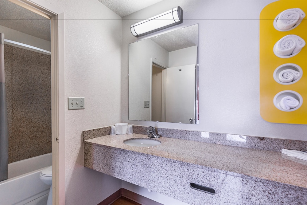Deluxe Room, 1 Double Bed, Non Smoking, Refrigerator & Microwave - Photo 11