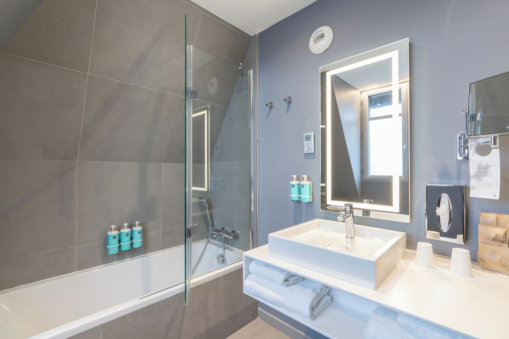 Junior Suite, 1 King Bed, Non Smoking, Housekeeping - Photo 17