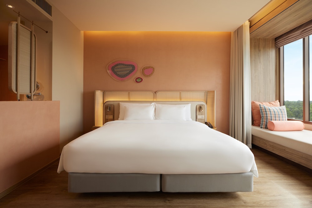 Deluxe Room, 1 King Bed - Photo 2