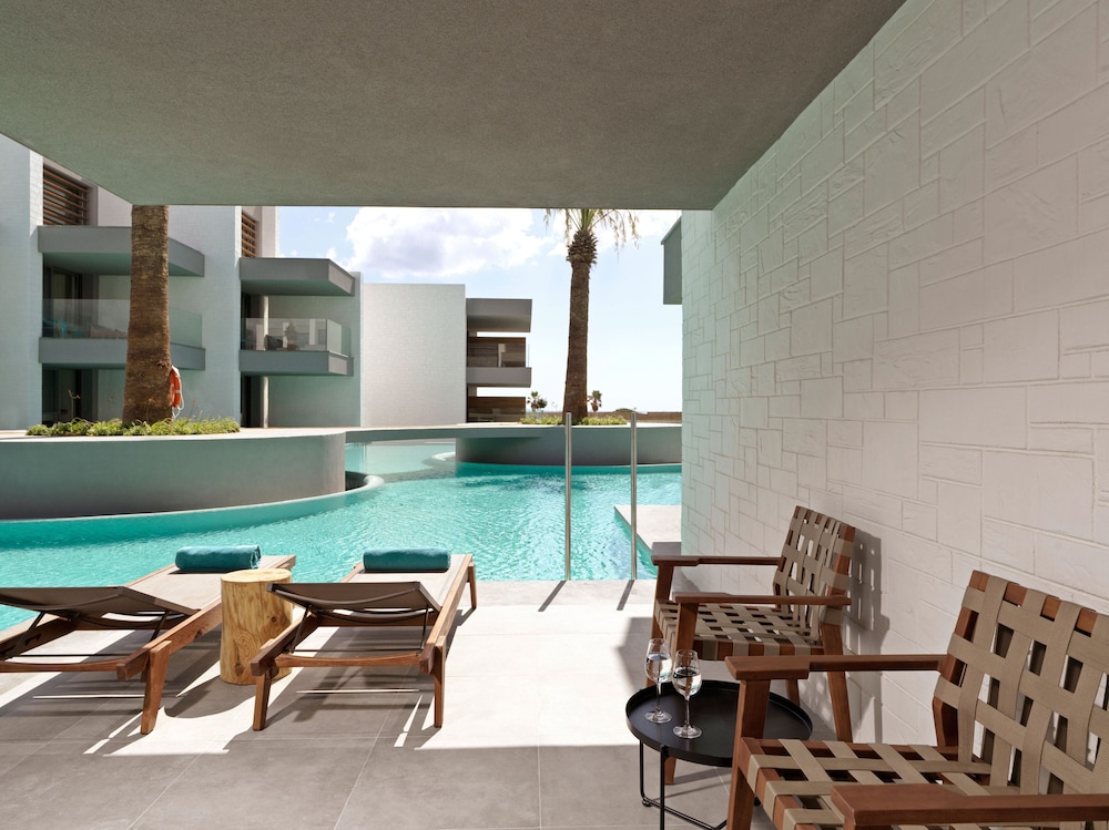Family Room Swim up Pool View photo 3