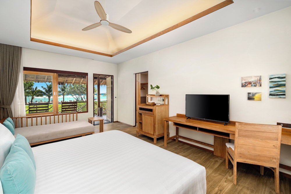 Deluxe Sea View Bungalow 1 King - Photo 2