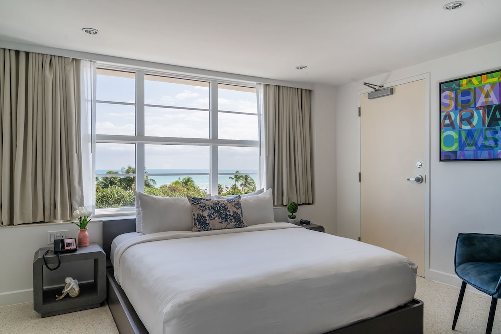 Oceanfront Room - 1 King Bed - Photo 2
