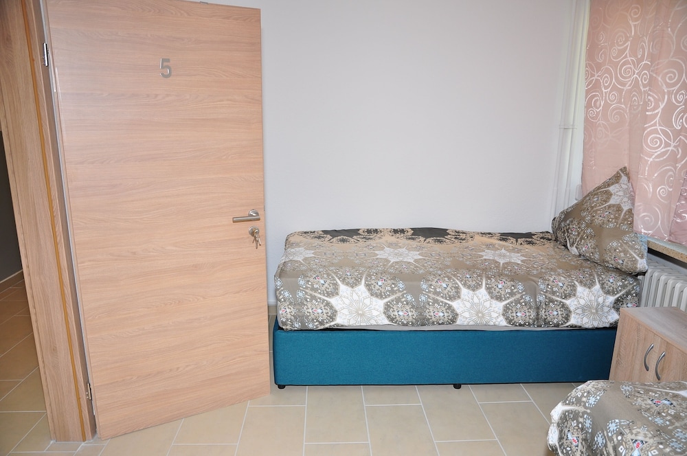 Economy Twin Room, Shared Bathroom (Nr. 5) photo 1