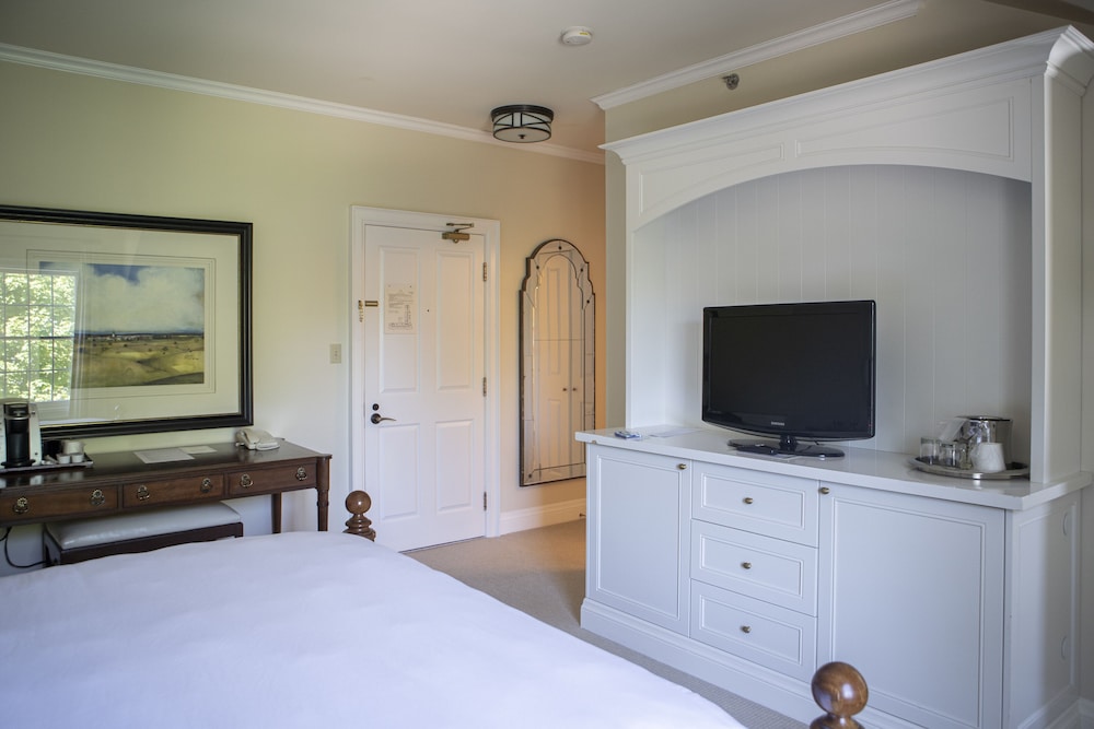 Standard Room, 1 King Bed, Garden View photo 3