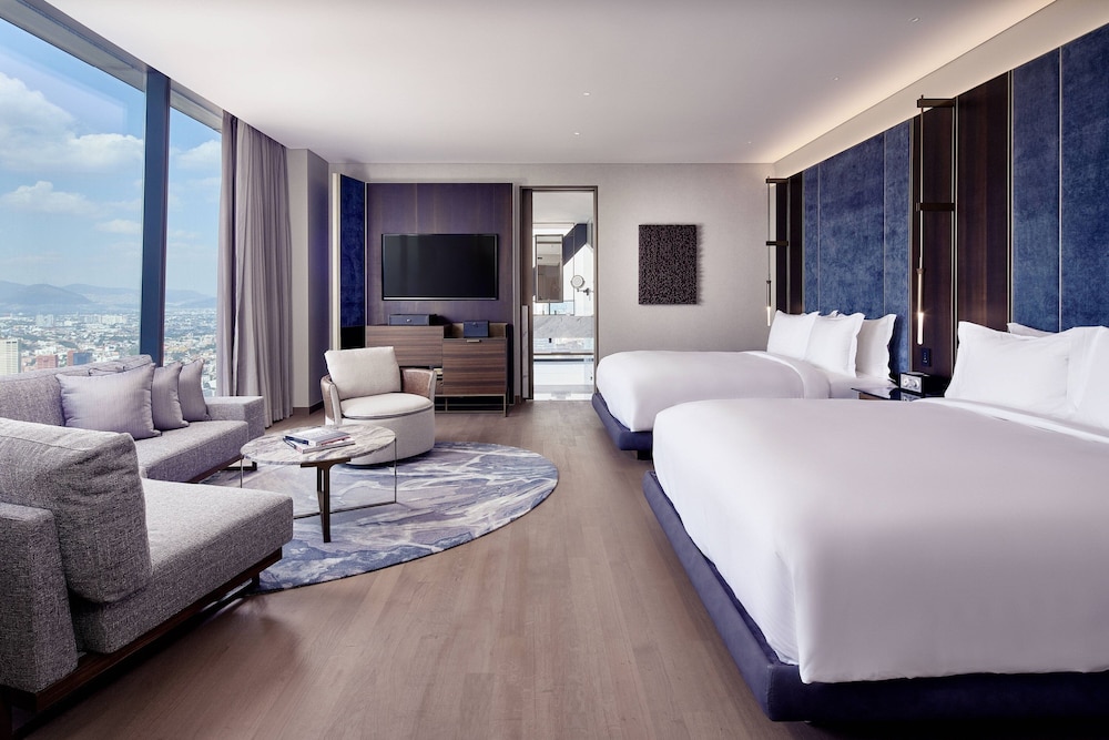Deluxe Queen Room with Two Queen Beds (Non Smoking) thumbnail 5
