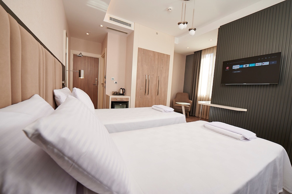 Deluxe Corner Room photo 2