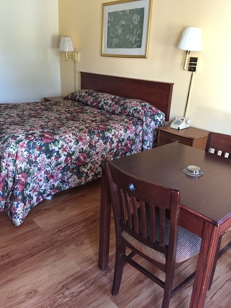 Standard Room, 1 King Bed, Smoking photo 3