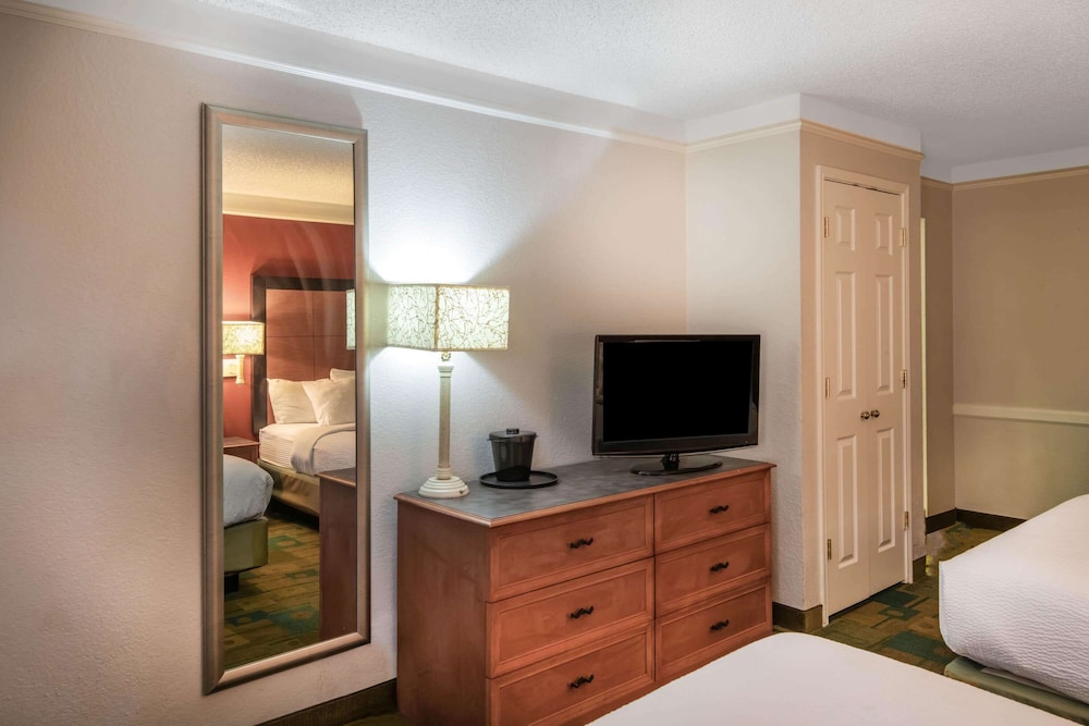 Room, 2 Double Beds, Non Smoking - Photo 4